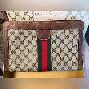 Gucci Sherry GG Supreme Canvas Clutch Velcro Closure with original box!!